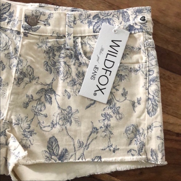 NEW WildFox Lara Mid Rise shorts - Picture 4 of 6